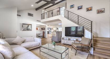 Grand 5BR/4BA Pool Home: Sleeps 14 & Perfect for Families near Strip!