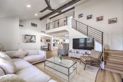 Grand 5BR/4BA Pool Home: Sleeps 14 & Perfect for Families near Strip!