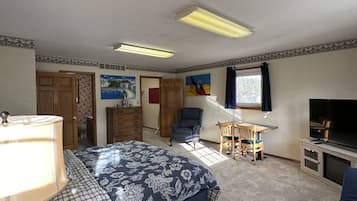 Deluxe Suite | 1 bedroom, iron/ironing board, free WiFi