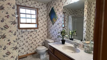 Deluxe Suite | Bathroom