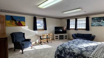 Deluxe Suite | 1 bedroom, iron/ironing board, free WiFi