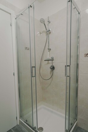 Douche, sèche-cheveux, bidet, serviettes fournies