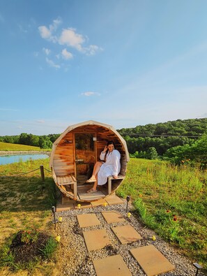 Terrace/patio - Aladdin inspired cabin Hot Tub Pet Friendly 3 Miles from Hocking Hills State Pk (Creola)