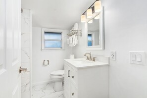 Shower, hair dryer, towels