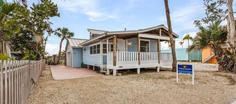 Steps to Beach & Local Hotspots| Cozy Cottage Cabana Azul|