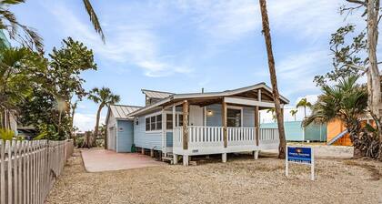 Steps to Beach & Local Hotspots| Cozy Cottage Cabana Azul|