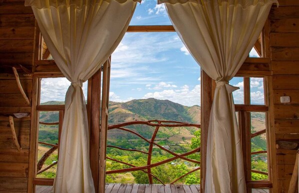 Interior - Acogedoras Cabañas, Jacuzzi, Piscina, Baño Privado y Balcón con Gran Vista (Gigante)