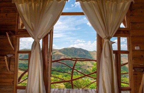 Acogedoras Cabañas, Jacuzzi, Piscina, Baño Privado y Balcón con Gran Vista