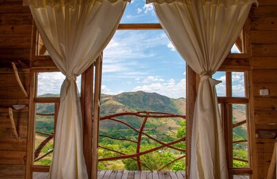 Acogedoras Cabañas, Jacuzzi, Piscina, Baño Privado y Balcón con Gran Vista