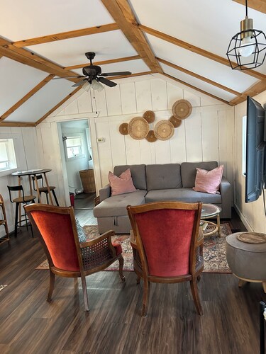 Cozy family cottage steps away from Lake Erie & a quick drive to Point Pelee. 