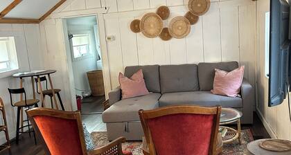 Cozy family cottage steps away from Lake Erie & a quick drive to Point Pelee.