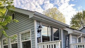 Ett hus med en veranda, en trappa och en skylt med texten ”SJÖHUS”.