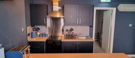 Réfrigérateur, four, plaque de cuisson, grille-pain