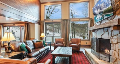Spacious Ski-In/Ski-Out Chalet on Beech Mountain