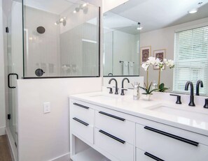 Shower, hair dryer - Home Suite ‘Sip at 514 by Apex Short Term Stays (Oxford)