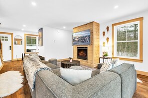 Smart-TV, Kamin, Videospiele, Tischfußball