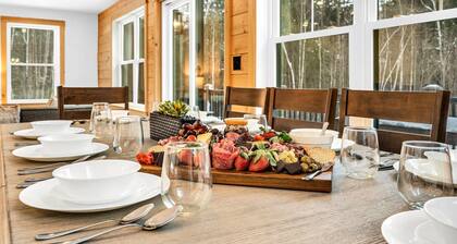 NEW Chalet 6 minutes from Sunday River! Hot tub, Sauna, Sleeps 12, Dog Friendly!