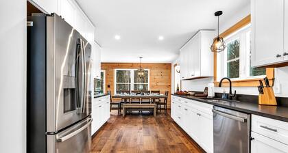 NEW Chalet 6 minutes from Sunday River! Hot tub, Sauna, Sleeps 12, Dog Friendly!