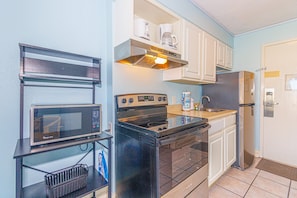 Frigorífico, microondas, horno y placa de cocina