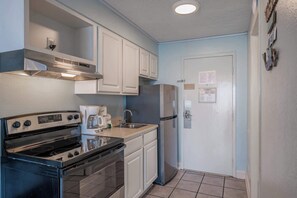 Coffee/tea maker, fridge, microwave, oven