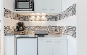 Refrigerador, microondas, horno y cafetera y tetera 