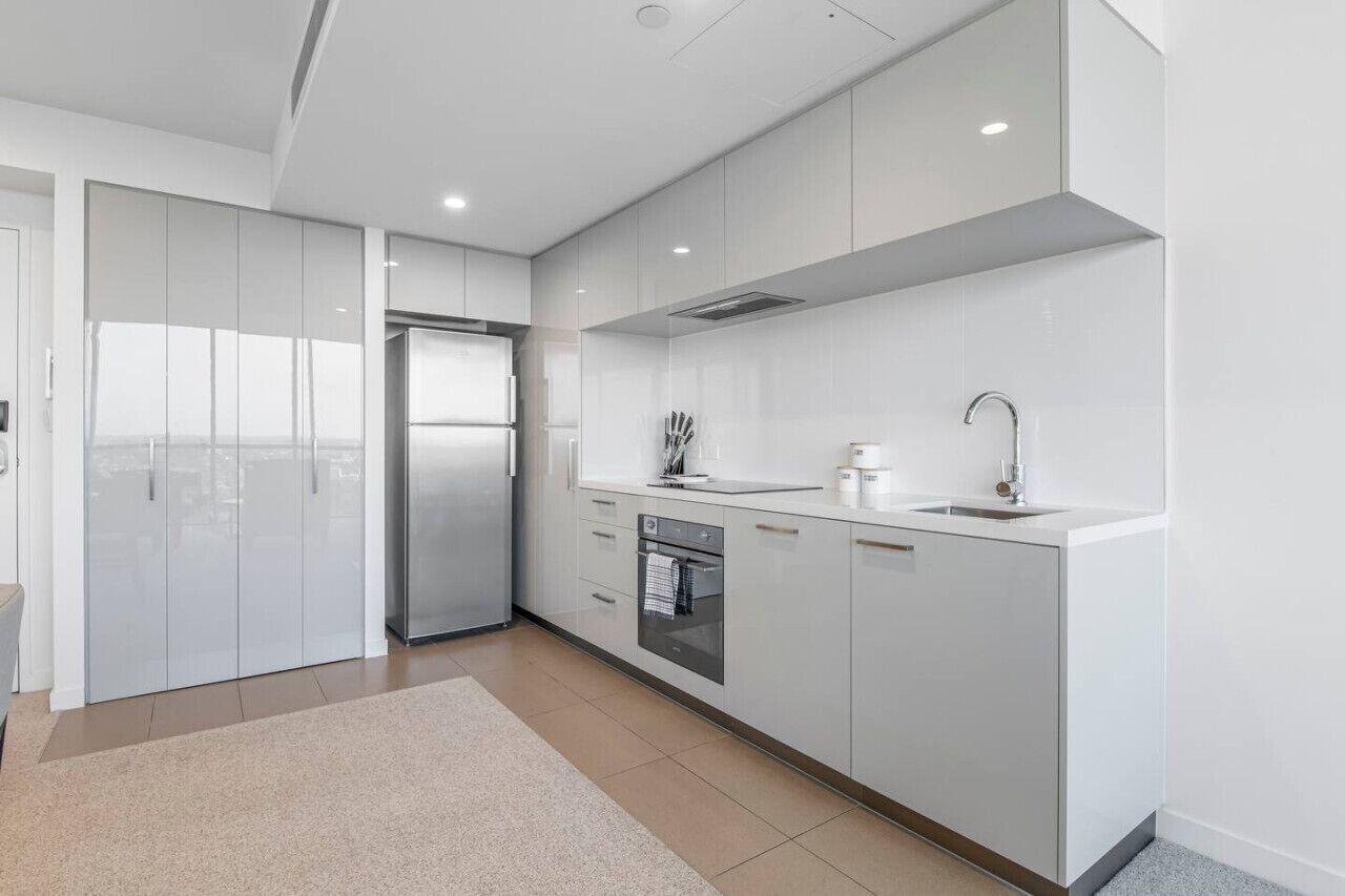 Jääkaappi, astianpesukone, syöttötuoli, ruokailupöytä