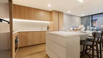 Lemari es, microwave, oven, dan kompor