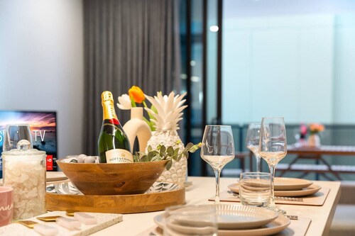 1BR Luxury apt at prime location w/ carpark