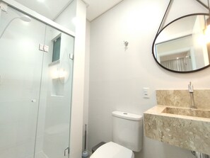 Shower, hair dryer, towels, soap - Refúgio Praiano em Bombinhas (Centro Bombinhas)