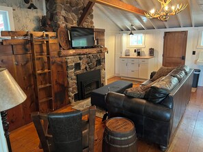 Smart-tv, een open haard en een stereo