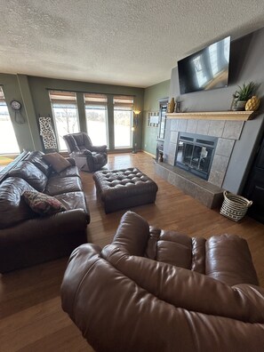 Smart-tv, eldstad, ett bordtennisbord och en stereo