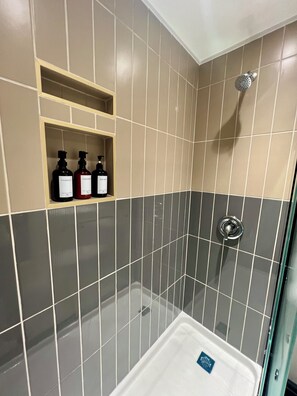 Shower, hair dryer, towels, soap - Pet-Friendly/Private fenced yard/3miles to Downtown/Airport (Minneapolis)