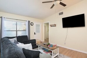 Smart-TV, Kamin, Arbeitsbereiche