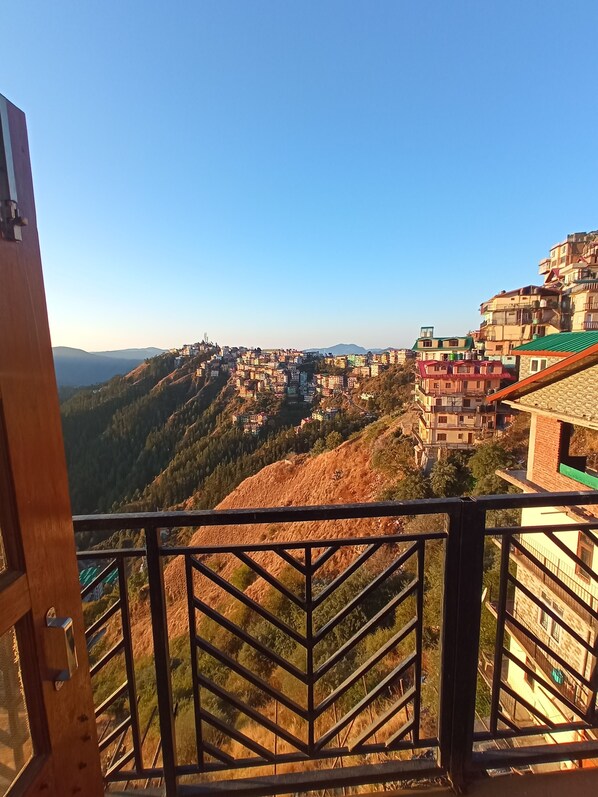 المنطقة المحيطة بالمنشأة