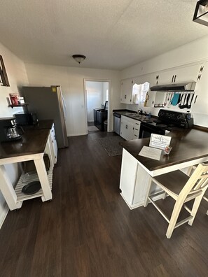 Fridge, microwave, oven, stovetop - 3 BD + 2BA House iin Harrison. Convenient location. (Harrison)