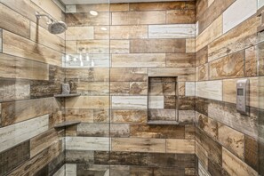 Shower, hair dryer, towels, soap - The Copper Haven: Luxurious Heated Salt Pool & Spa w/ Game Room (Glendale)