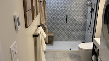 Ducha, secador de pelo, bidé y toallas