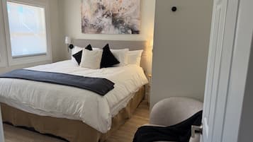 2 makuuhuonetta, tallelokero huoneessa, silitysrauta/-lauta