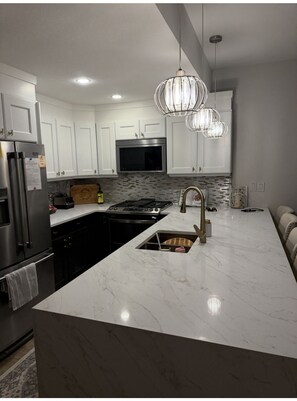 Geladeira, micro-ondas, fogão, cooktop