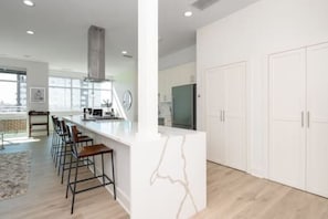 Micro-ondes, four, plaque de cuisson, lave-vaisselle