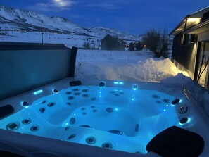 Outdoor spa tub - Cozy retreat 20 minutes from 3 ski resorts and lake. Newly remodeled! 2 kitchens (Eden)