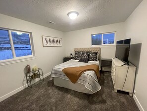 4 Schlafzimmer, Zimmersafe, Schreibtisch, Reisekinderbett