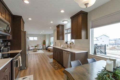 Cozy retreat 20 minutes from 3 ski resorts and lake. Newly remodeled! 2 kitchens