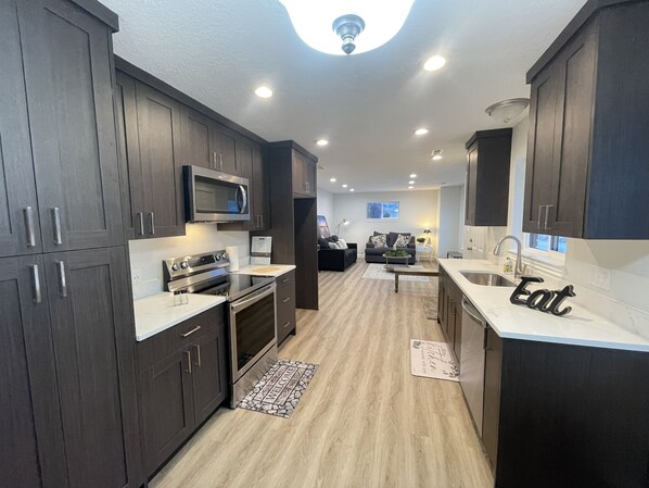 Geladeira, micro-ondas, fogão, cooktop