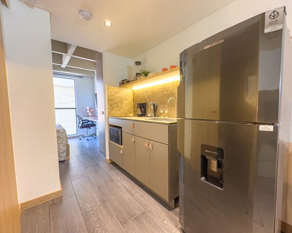 Apartamento empresarial, 1 cama Queen e sofá-cama, vista para o pátio | Cozinha privada | Geladeira, micro-ondas, cooktop, lava-louças