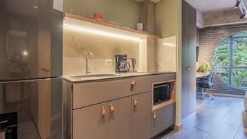 Appartamento, vista città | Cucina privata | Frigorifero, microonde, piano cottura, lavastoviglie