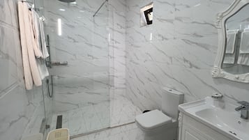 Suite Luxe | Salle de bain | Douche, articles de toilette gratuits, sèche-cheveux, peignoirs