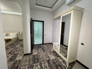 Luxury-Suite | Hochwertige Bettwaren, Betten mit Memory-Foam-Matratzen, Zimmersafe