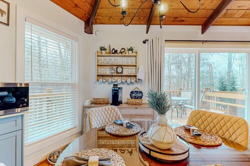 Unique creekside roundhouse home, dog-friendly, enclosed yard, firepit & hot tub