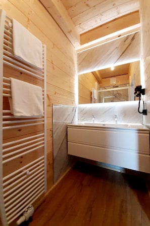 Hårtork och handdukar